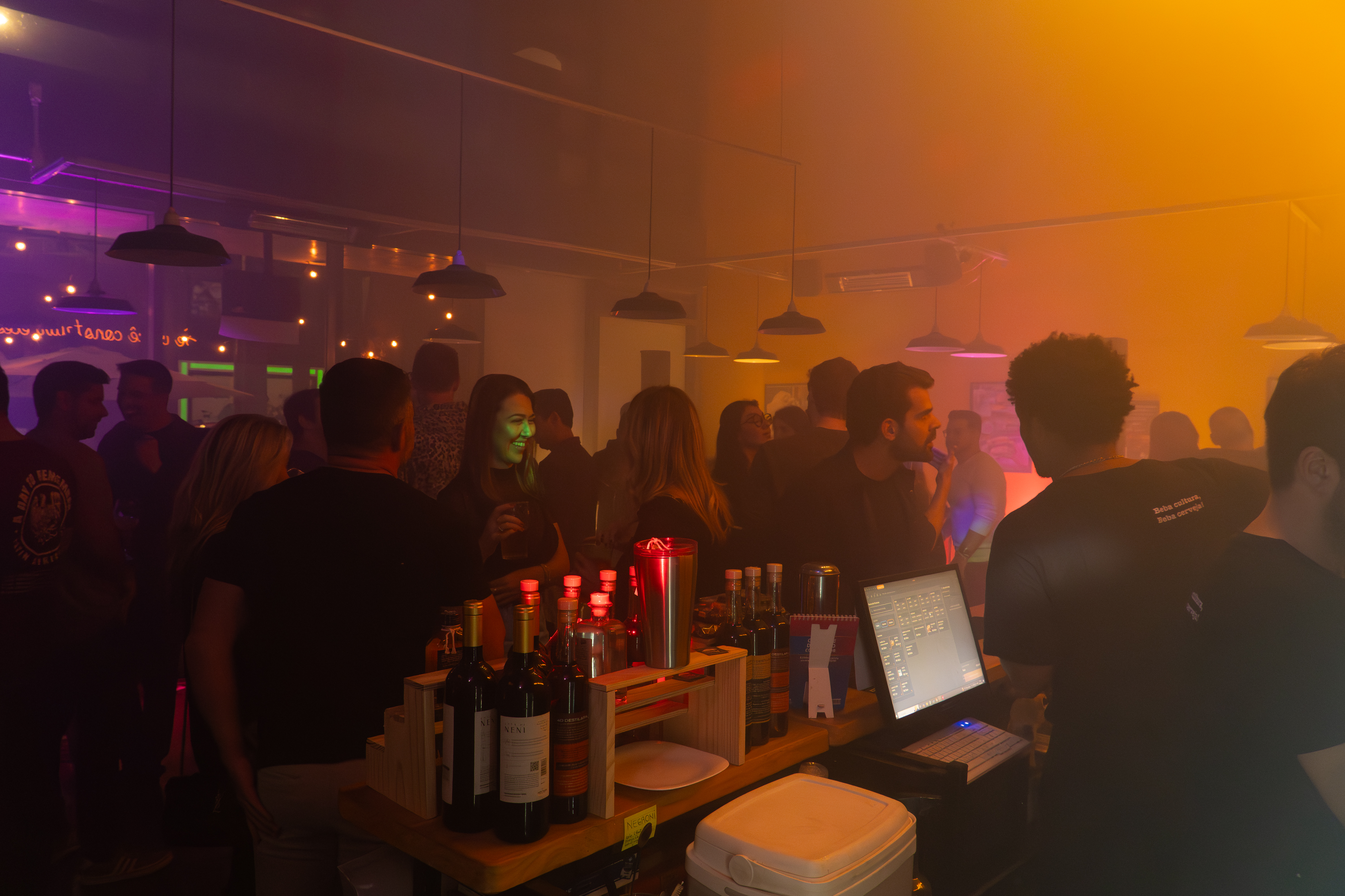 Ambiente interno da Sessions na 4Beer durante a noite