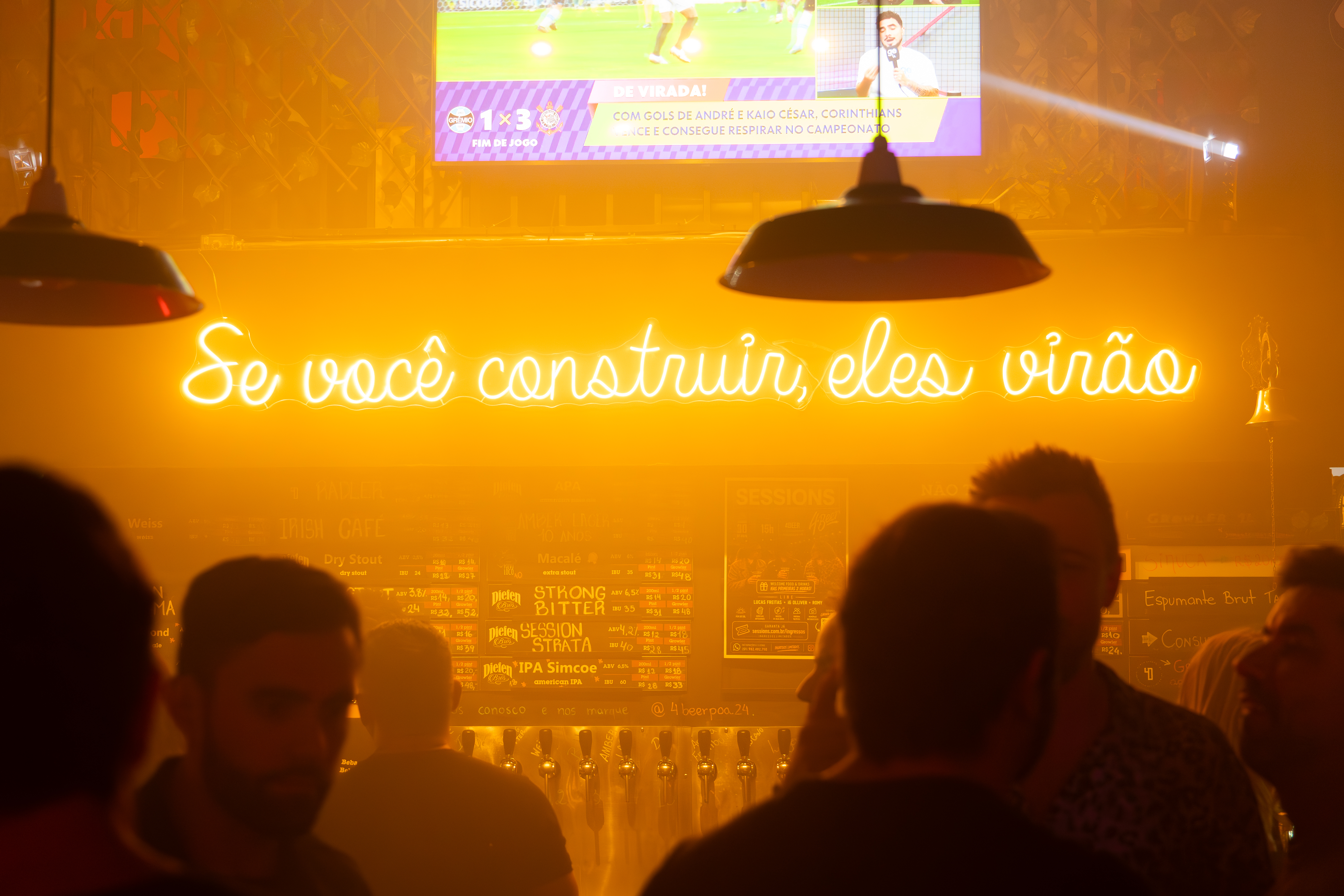 Atmosfera noturna da Sessions em Porto Alegre