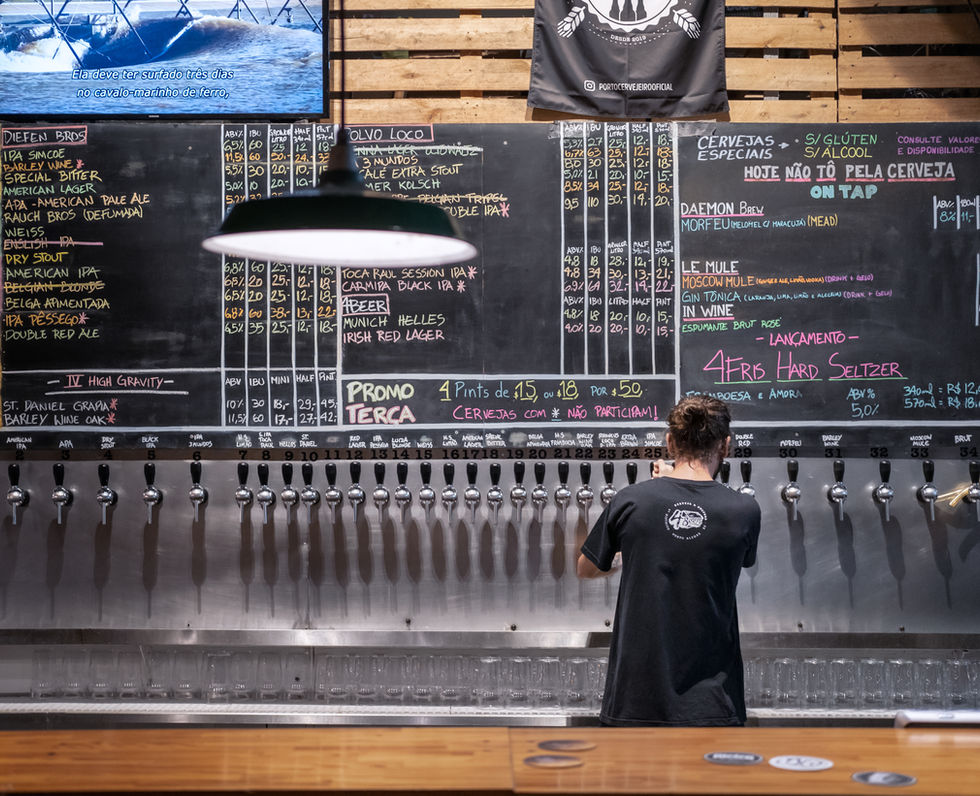 Parede de torneiras e ambiente da 4Beer